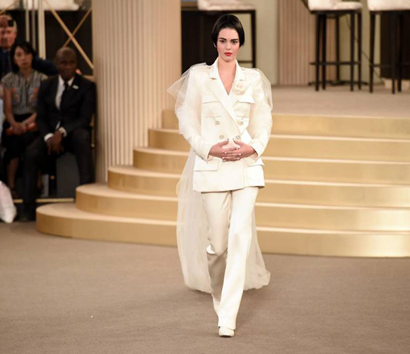 闭幕嘉宾是穿白西装肩披白纱的kendall jenner.