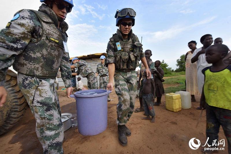 南苏丹任务区居民面临断水困境我维和步兵营紧