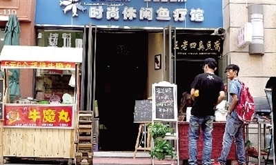 房租太贵郑州店铺玩混搭"两店同铺"现象普遍