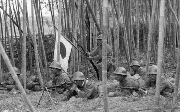 准备攻入乡村的日本鬼子.·日本鬼子进村,日本军官布置"扫荡".