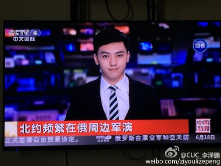 人民网7月10日电 这几年，央视实习主播“新面孔”一向是网友关注的焦点，这些身上尚带着校园青涩气息“小鲜肉”也为荧屏吹来一股新风。近日，又一位“90后”年轻男主播走红网络，他就是亮相央视四套新闻节目的李泽鹏。昨天一组李泽鹏播报新闻时的网络截图在微博上转载达到三万余次，网友们纷纷留下评论称“小哥颜值太高”、“为了他可以早起看新闻”。