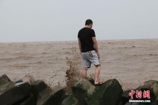 超强台风灿鸿侵袭浙江 沿海掀起10米巨浪(组图