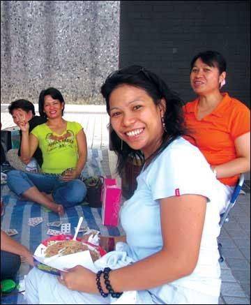 由于菲律宾实行双语教育,英语与他加禄语并为官方语言,女佣的英语水平