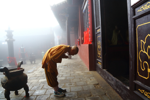 云峰寺主持和尚礼佛图,和尚一人坚守云峰寺,闲暇时间写诗作画,怡然自