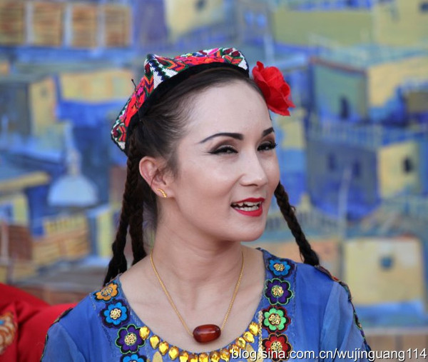 街拍:新疆喀什美女个个赛香妃(图)