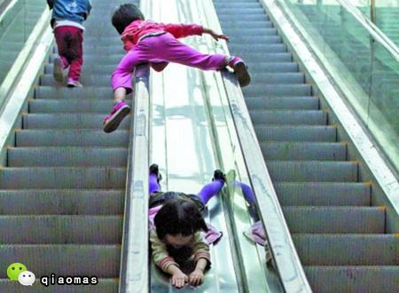 儿童最易发生的手扶电梯事故