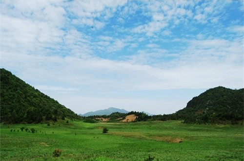 开县雪宝山草场自带帐篷免费;农家乐:80-120元/人;农家宾馆:100-150