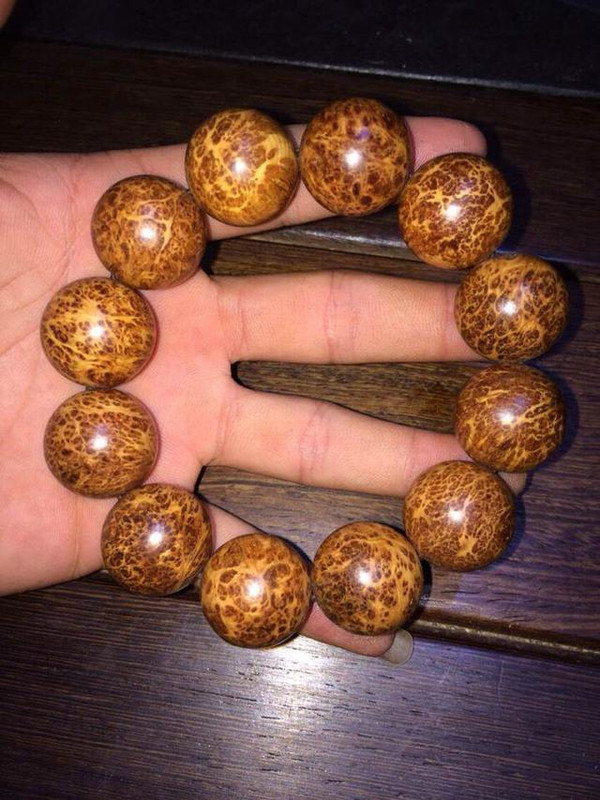 有人说完爆崖柏,以此收集了一些崖柏手串包浆后的图片,崖柏油性可比