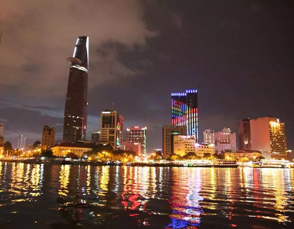 旅游       河内(hanoi)是越南的首都,拥有350万人口,是越南政治,文化