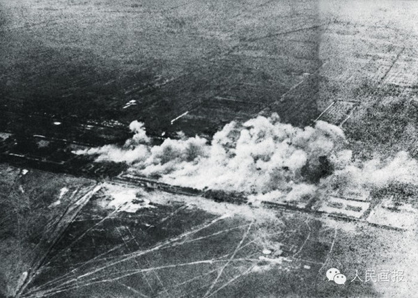 1937年7月28日,北平南苑,被日军航空兵轰炸的中国军队兵营.