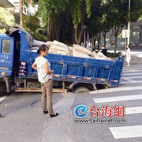 地底水管破裂掏空路基 车停小区门口路面忽然