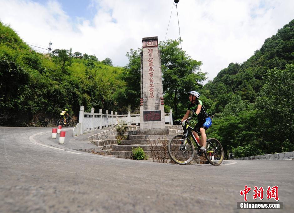 ... 矮寨盘山公路,最后到达终点站矮寨特大悬索桥完成