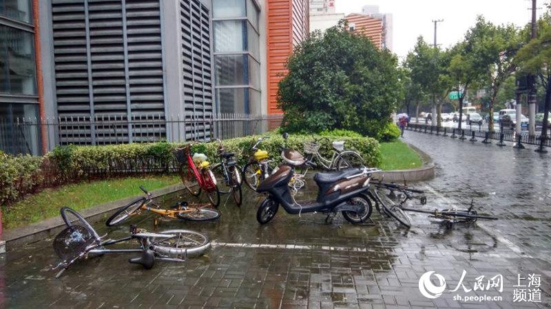 曲阳路地铁站外停放的自行车被刮倒.