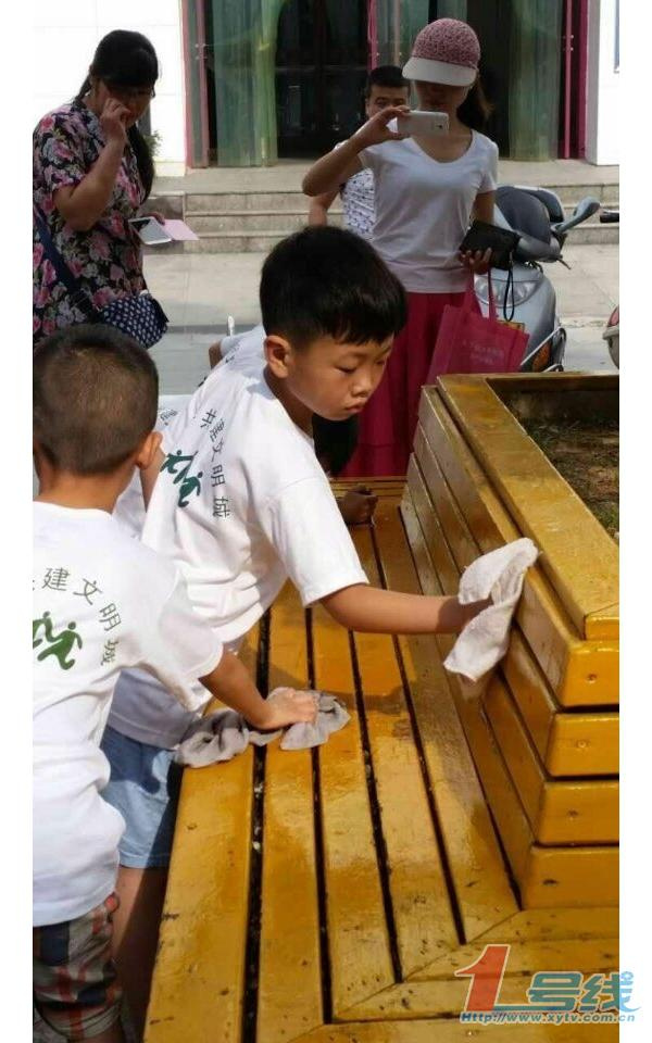 信阳市三小学生与家长走上街头倡导文明