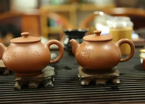 陈腐时间长的泥料易包浆 紫砂壶从选泥,制作成壶坯等关键工序都是用