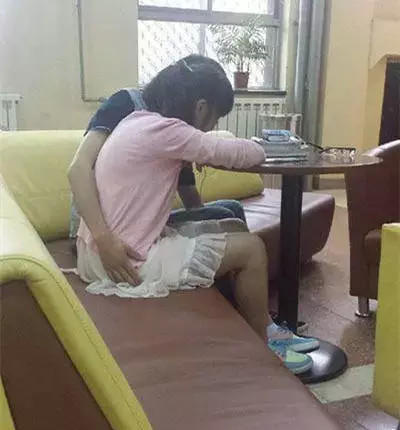 搞笑内涵趣图片:妹纸咱能好好读书不