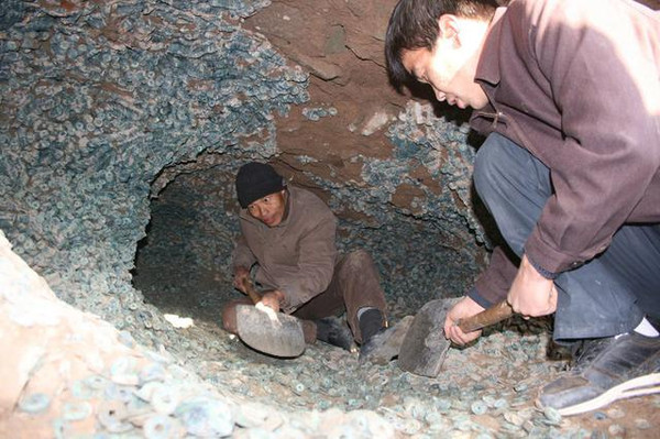 一处建筑工地在挖地基时,挖出一个巨大钱窖,经确认,为宋代古币窖藏,约