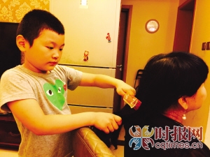 梳子爱缠妈妈头发,8岁男孩发明易清理梳(图)-中