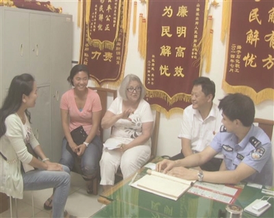 “美国妈妈”带女儿蒋佩佩求助南京警方。