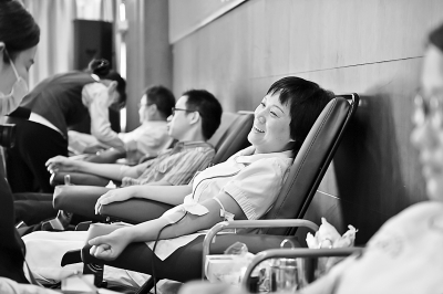 7月10日,深圳平乐骨伤科医院的医护人员在献血。据深圳市血液中心通报,深圳血库近日库存告急,为此,深圳市卫计委举行第四届白衣天使献血月活动,号召医护人员献血。新华社记者 毛思倩摄