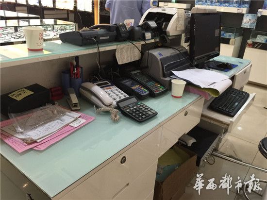 被抢劫的眼镜店。