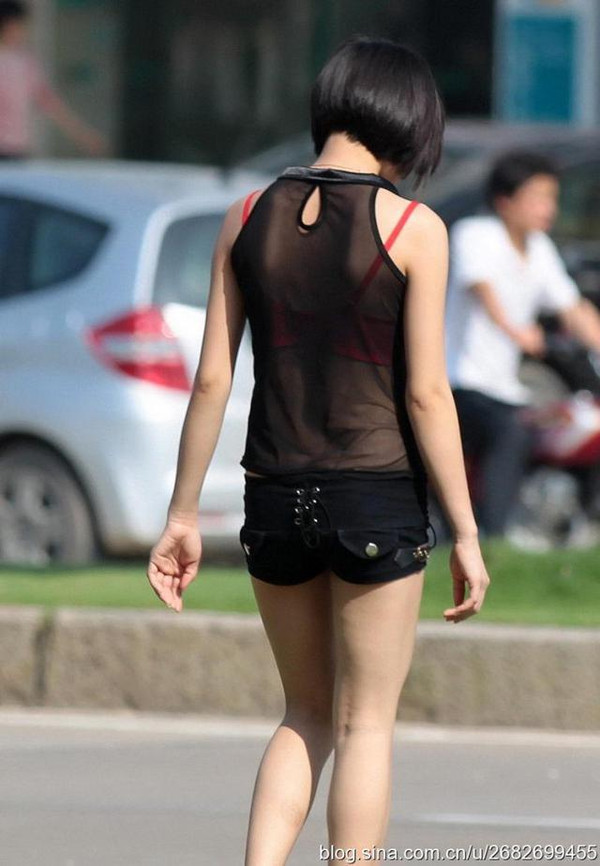 街拍:超短包臀连衣裙的美女边走路边玩手机日本美女少床图片