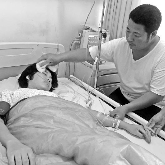 连日尿血的崔拥军悄悄办理了出院手续,放弃了治疗机会,陪在女儿的病床边。