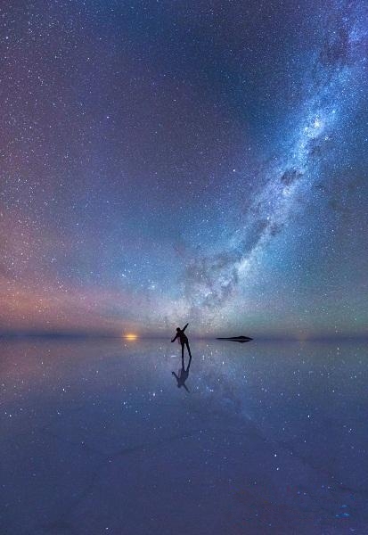 一位星空爱好者正沉迷于欣赏美丽的星辰.