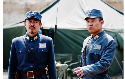 近日,电视剧《铁血将军》正在山东沂南红色影视基地热拍.