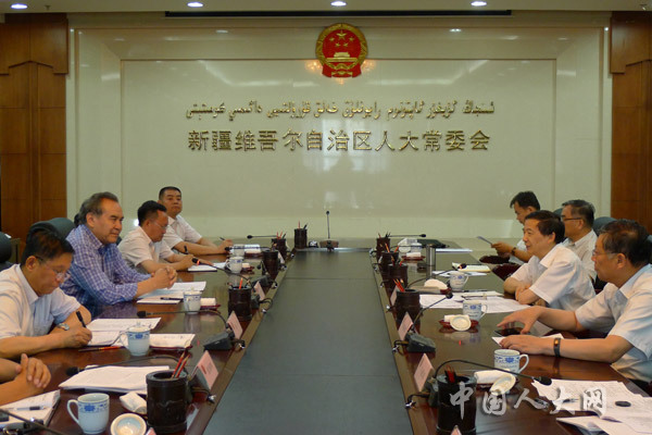 在新疆伊犁召开座谈会