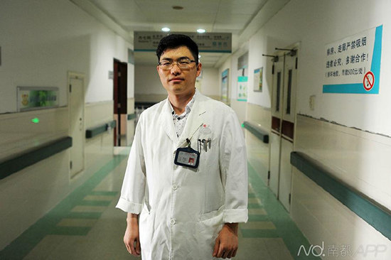 姜华龙医生一年做上千例包皮手术，有“包皮王子”的美誉。 南都记者 梁清 摄