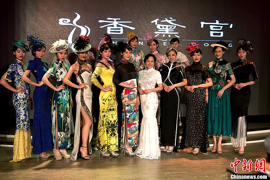 中国首部旗袍诗集《穿旗袍的女人》在京发布(
