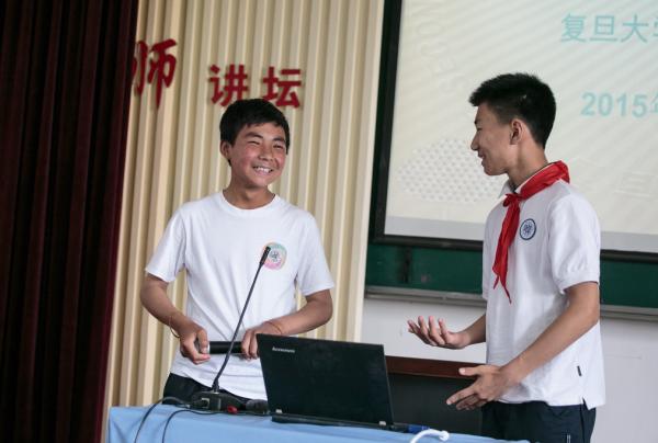 13日,来自宁夏的门生与复旦第二从属中学的门生结成对子,做自我引见。