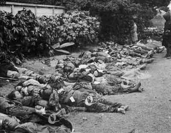 老照片解析:东京大轰炸十余万日本人被烧焦