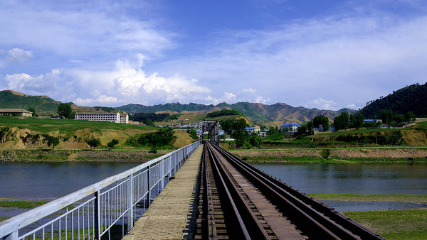 沿着鸭绿江的一路朝鲜风景