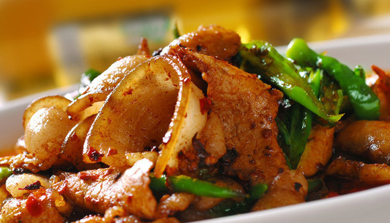 主料:五花肉八两辅料:青蒜2两,花椒,大料,葱,姜,郫县豆瓣,永川豆豉