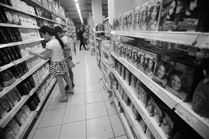 昨日，江东一家超市内，市民正在选购头发洗护用品