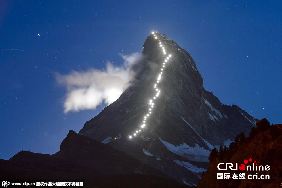 灯光点亮瑞士马特洪峰纪念首次登顶150周年(高
