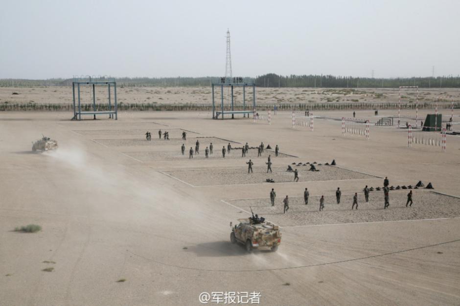 7月9日,新疆军区某驻训部队在库尔勒训练基地进行机降,机动撤离等应急