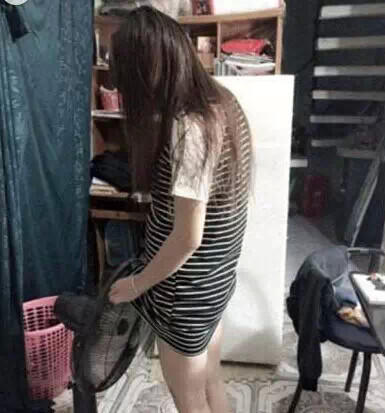 天这么热,妹子都受不了了!
