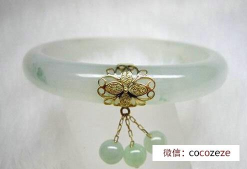 白色的羽状头饰有些古代首饰花丝镶嵌的韵味图片