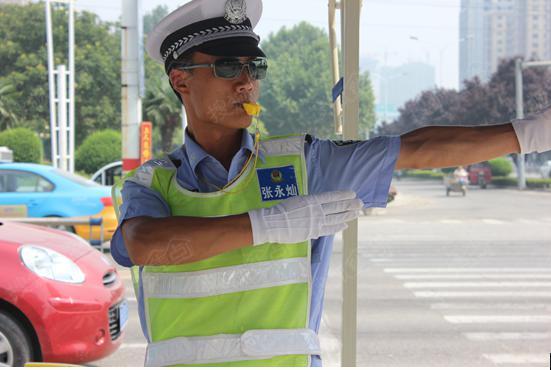 中华路与人民路路口的执勤交警