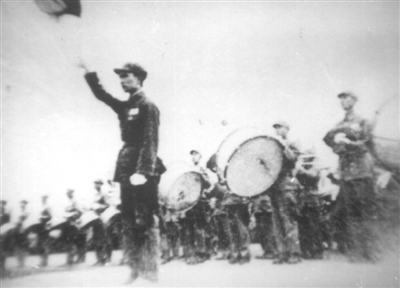 1949年开国大典上,罗浪担任联合军乐队总指挥。罗浪家人供图