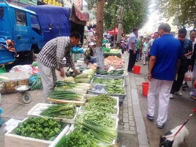 早市每周冲一遍 摊都摆得齐刷的(图)