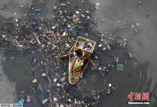 菲律宾马尼拉的河面上已经漂满了各种杂物。