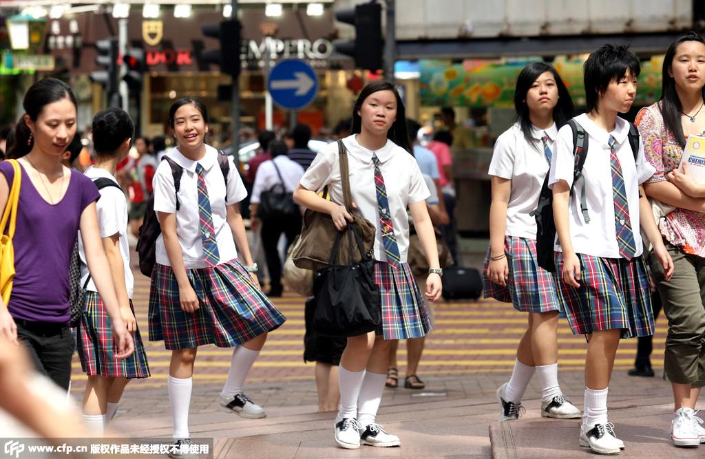 2007年6月26日,香港街头的中学生.(贺文兵/cfp)