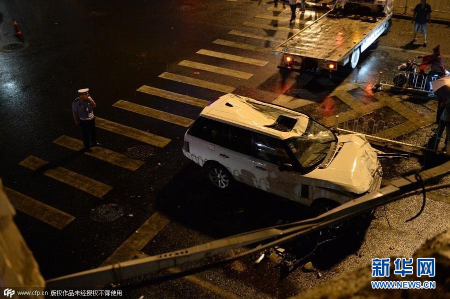2015年07月16日消息，北京。今日凌晨零点左右，一辆白色“路虎”汽车从国贸桥的西南角匝道桥坠落。