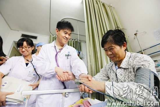 霍老師承受大夫審查(記者劉蔚丹攝)