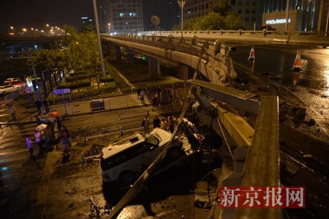 凌晨1点半,撞断护栏坠落的路虎车被拖车拉走。新京报记者 王子诚 摄