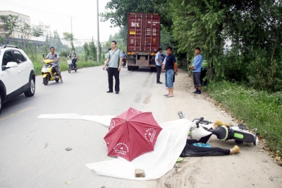 【组图】望江路昨天下午发生惨烈车祸 女骑手遭集装箱车碾压身亡(组图